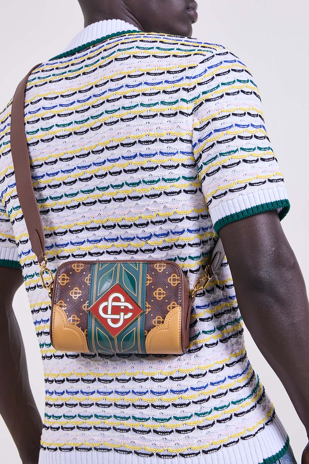 תמונת כל הלוק של תיק קרוסבודי סמול